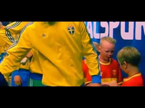 شاهد بالفيديو نجومية إبراهيموفيتش تسحر طفلين