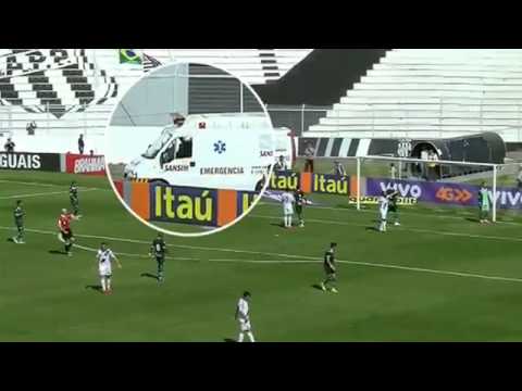 شاهد كرة قدم تصيب هدفها بسيارة إسعاف خارج الملعب