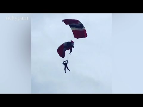شاهد الشيطان الأحمر ينقذ صديقه من الموت
