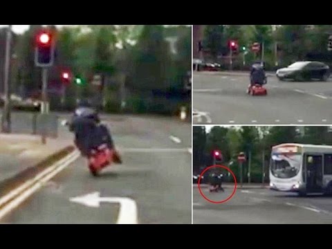 بالفيديو سائق دراجة نارية يفقد السيطرة عليها