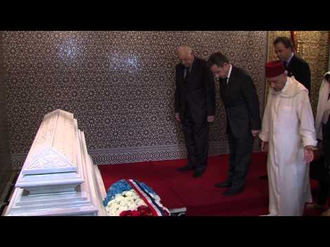 شاهد نيكولا ساركوزي يزور ضريح الملك الراحل محمد الخامس