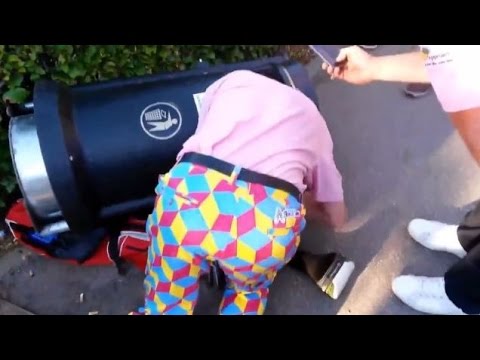 شاهد لاعب غولف يحشر رأسه في سلة المهملات