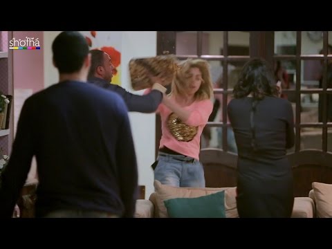 شقيقة عريس ترشق العروس بطبق الحلويات