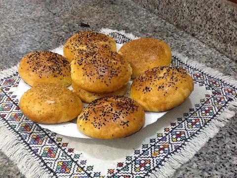 بالفيديو خبز البرغر الهش والطرى بالسمسم والحبة السوداء