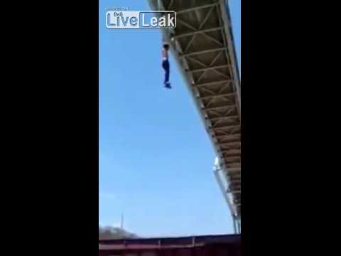 بالفيديو لحظة انتحار شاب من فوق جسر