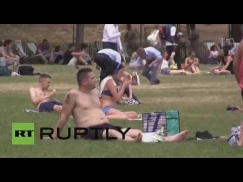 شاهد سكان لندن يهربون إلى الحدائق العامة