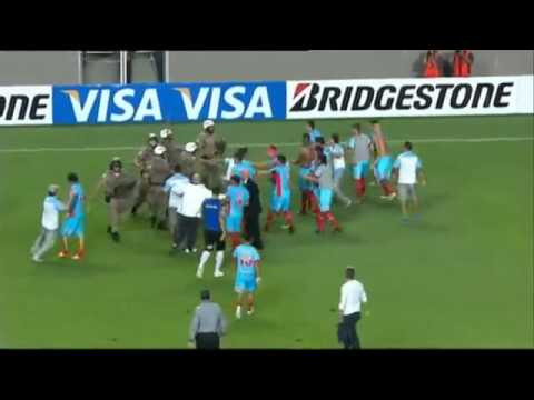 بالفيديو فريق كرة قدم يشتبك مع قوات الأمن