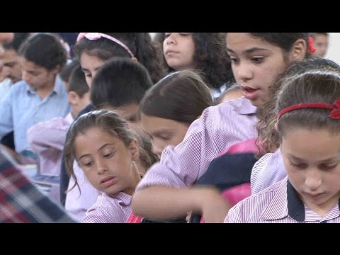 طلاب يتبرعون بمصروفهم لصالح حقائب أطفال غزة