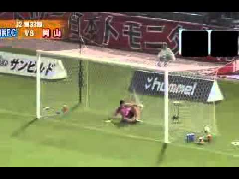بالفيديو لاعب يحرز هدفًا مدهشًا برأسه من وسط الملعب