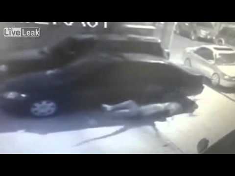 رجل يلقي زوجته وعشيقها من الطابق الثالث