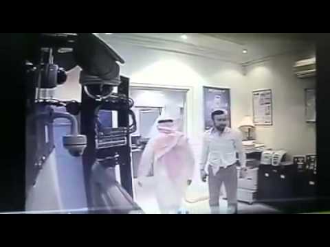 علقة ساخنة من شاب سوداني لمديره السوري