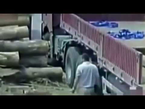 قطعة خشب تطير في الهواء وتكسر جمجمة عامل