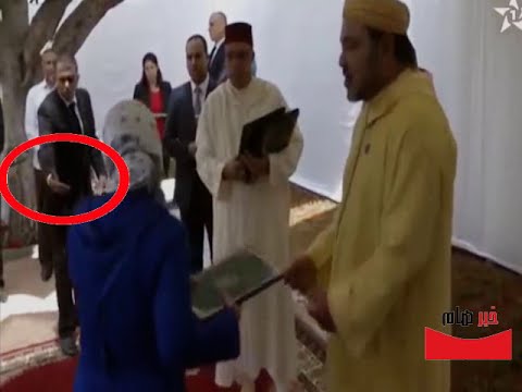 شاهد حارس الملك محمد السادس يوجه الشباب بلطافة وحسن معاملة