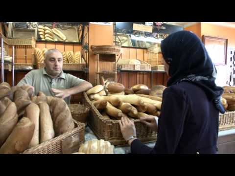 بالفيديو تعرف على عادات الجزائريين أثناء شراء الخبز