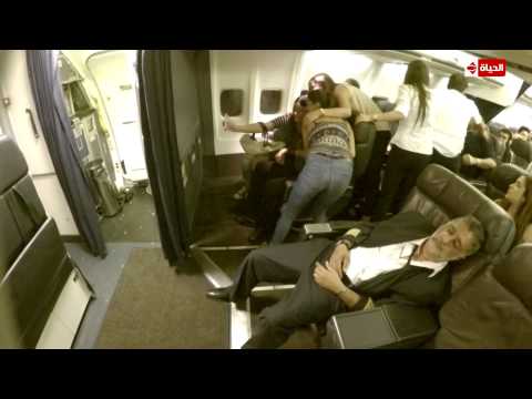 عصام كاريكا أول فنان يتصور سيلفى داخل الطائر