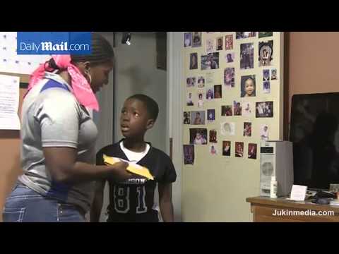 أم تقدم هدية عيد الميلاد لابنها بطريقة مخيفة