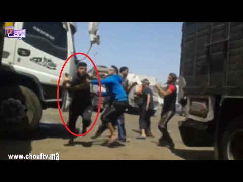 فيديو مواطنون يلاحقون لصًا ويضربونه في السوق