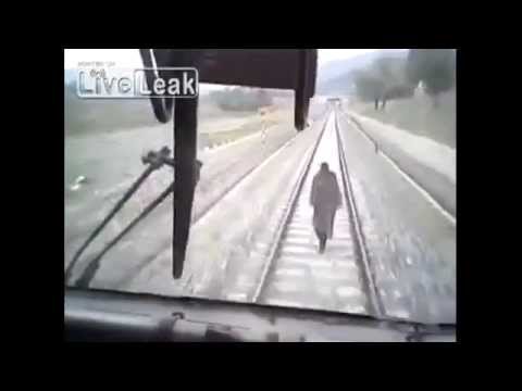 شاهد لحظة اصطدام قطار بمنتحر وقف في طريقه