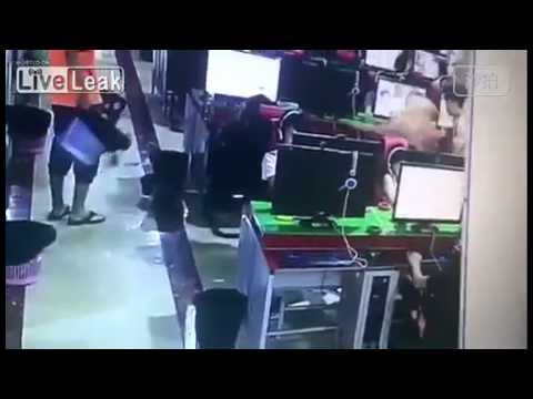 لقطات مروعة لرجل يقطع عنق شاب بسكين