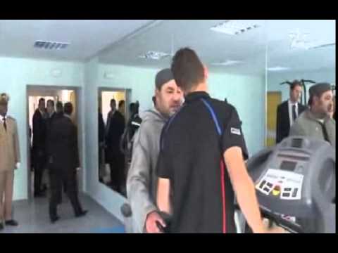 شاهد الملك محمد السادس يحاور مدمنًا للمواد المخدرة