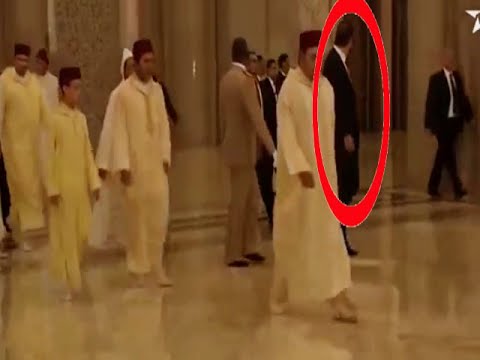 شاهد حارس الملك محمد السادس الشخصي ينبه زميله على مراقبة المكان وتأمينه