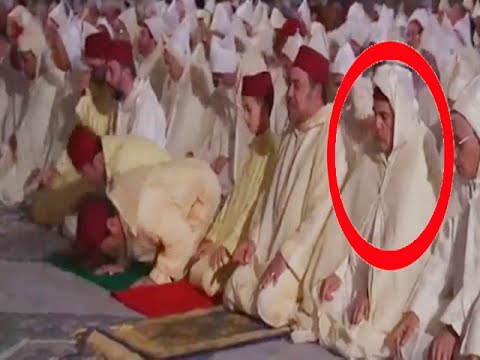 شاهد رئيس الوزراء بنكيران و هو يصلي بجانب الملك محمد السادس