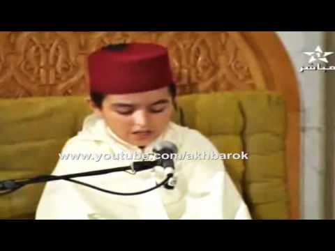 شاهد طفل يبهر الملك محمد السادس والمصلين بتلاوة رائعة في ليلة القدر