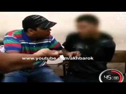 شاهد مواطن مغربي يضرب ضابطًا بسكين ثم يحاول الانتحار