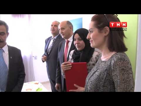 وزير الداخلية التونسي يسلم أرملة الشهيد أيمن مرجان شقة سكنيّة