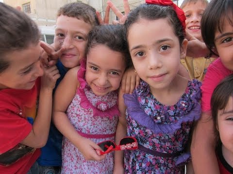 شاهد ملابس جديدة ترسم الفرحة على وجوه أيتام لاجئين في تركيا