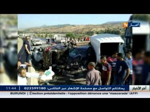 اصطدام شاحنة مع مجموعة من السيارات على الطريق