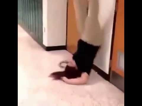 موقف محرج لفتاة حاولت استعراض رشاقتها