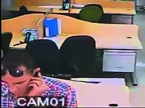 لص يسرق حاسوب محمول تحت معطفه والكاميرا ترصده في المغرب