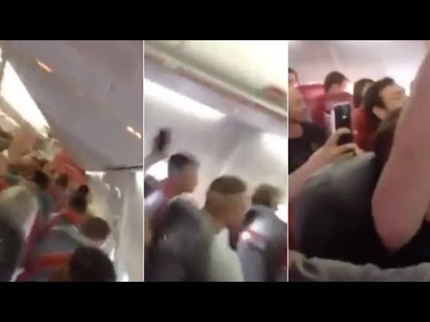 بالفيديو ركاب يثيرون ضجة على متن طائرة