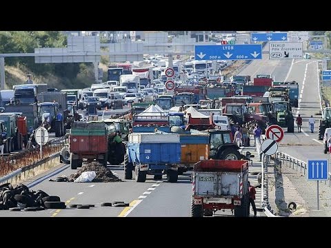 المزارعون يفتحون الطرق أمام حركة المرور