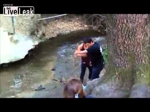 شاهد نهاية مروعة لشاب حاول تعليق أرجوحة أعلى بحيرة