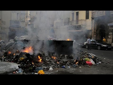 بيروت غارقة في النفايات والحكومة تتعهد بحل قريب