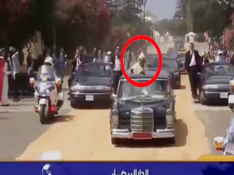 شاهد لحظة خروج الملك محمد السادس من سيارته في العيد