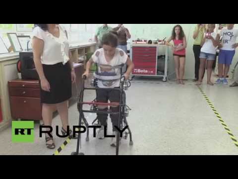 شاهد طفلة مشلولة تتمكن من المشي بفضل هيكل خارجي