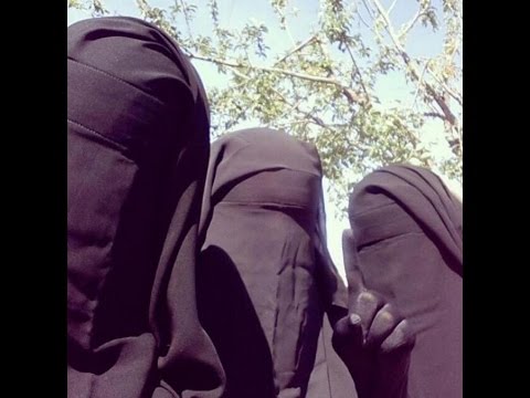 شاهد الشرطة البريطانية تعتقل امرأة للاشتباه باعتزامها السفر إلى سورية مع أطفالها
