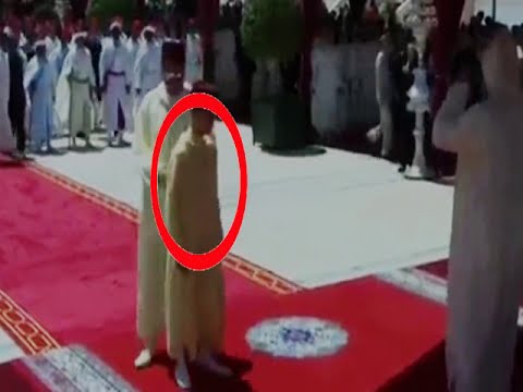 شاهد مولاي رشيد يوجّه الأمير مولاي الحسن ليقف مكانه