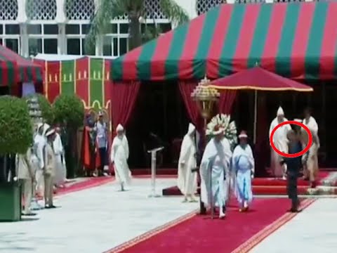 شاهد الكولونيل يعطي الملك محمد السادس نظارته الشمسية