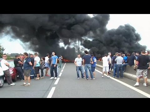 شاهدعمال العبارات الفرنسيون يغلقون الطريق المؤدي إلى كاليه