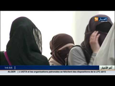 شاهد الشرطة الفرنسية تفرض نزع النقاب على السائحات المسلمات