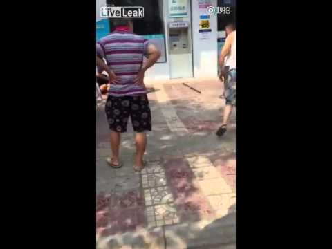 شاب يهاجم رجال الشرطة بسكين