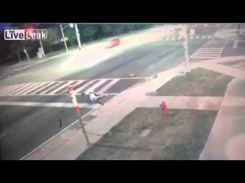 لقطات مروعة للحظة سحق شاحنة لرجل