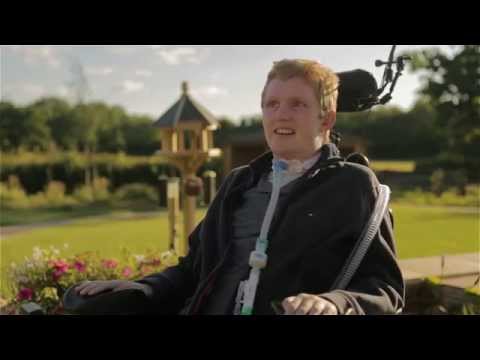 بالفيديو أول مصاب بالشلل الرباعي يمشى ويتنفس بمساعدة روبوت