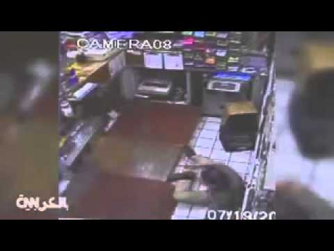 بالفيديو رجل يعتدي على عمال داخل محطة وقود