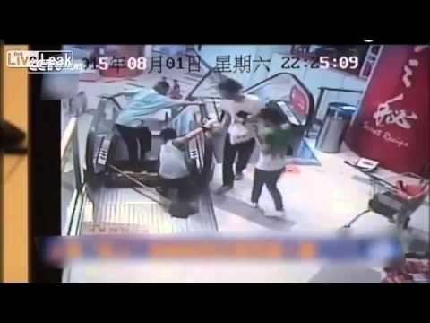 بالفيديو سلم كهربائي يتسبب في بتر قدم عامل