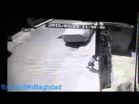 بالفيديو سائق تاكسي يسرق حقيبة امرأة ويسقطها أرضًا